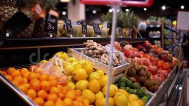 在超市设有价格标签的水果部及买家