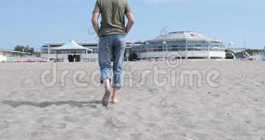戴着白帽子的人光着脚在沙滩上行走