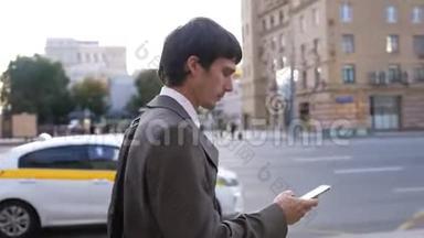 男人在户外使用触摸手机，关门，男人在街上用手机走路