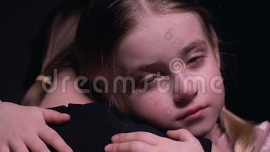 哭泣的孤儿女孩拥抱<strong>志愿者</strong>，寻找照顾和支持，孤儿院