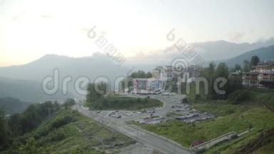 在罗萨Khutor滑雪胜地高原日落时的鸟瞰，建筑物和停车场