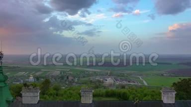 在乌克兰<strong>春</strong>天的Pidhirtsi城堡和<strong>周</strong>围景观的鸟瞰图