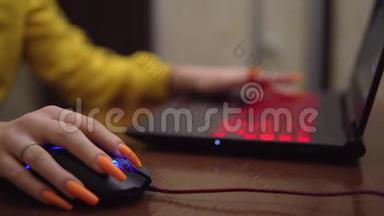 在笔记本电脑上玩电子游戏的女孩女孩游戏键盘女黑客