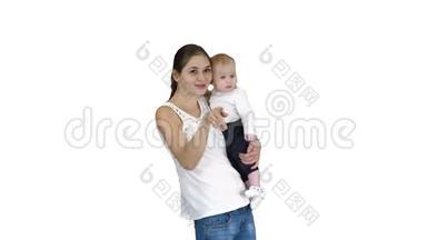 快乐的妈妈和可爱的孩子的儿子挥舞着双手，在白色的背景上相机<strong>问好</strong>。