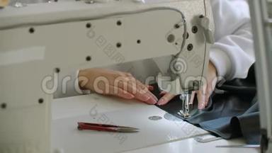 裁缝调整<strong>缝纫机</strong>工作.. 年轻女裁缝调整<strong>缝纫机</strong>工作。 把手举起来。