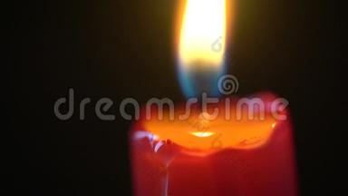 融化的蜡烛蜡的缓慢流动泄漏，从而使蜡烛的火焰生长
