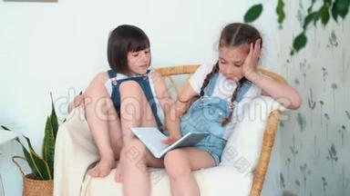 两个可爱的小女孩坐在椅子上，其中一个讲童话<strong>故事</strong>，<strong>慢</strong>动作