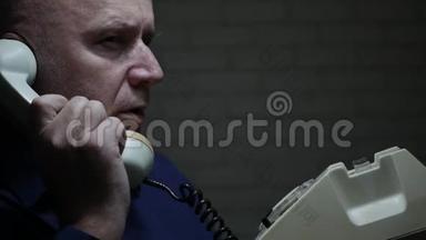 办公室加班用旧电话交谈的商人形象