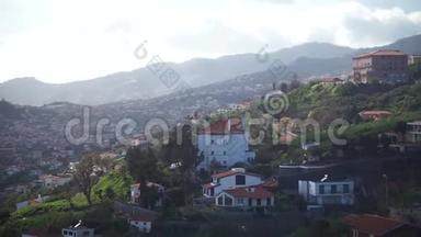 鸟瞰Funchal，首都马德拉岛。 美丽的小镇坐落在群山<strong>之中</strong>