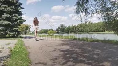 多种族女孩骑电动滑板车沿河而行