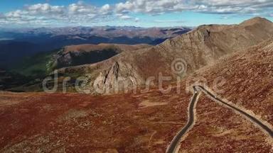美国科罗拉多州埃文斯山高原上蜿蜒曲折的公路空中拍摄，有山谷和山脉全景