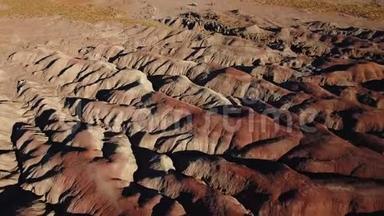 犹他州荒地的黄色荒芜平原和红色固体地质构造的无人机全景拍摄