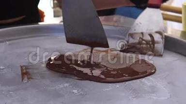 在冷冻锅上做炒<strong>冰淇淋</strong>卷的过程。 加卷<strong>冰淇淋</strong>，牛奶手工甜点，巧克力.. 特写