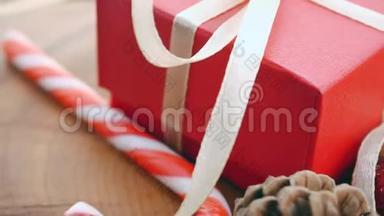 红色礼盒，杉枝，圣诞糖果，花环，金铃.. 特写镜头。 运动回合