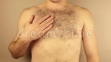 男人摸他毛茸茸的胸膛