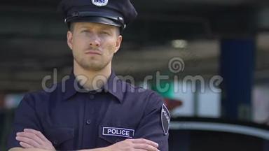 戴帽子的尊敬的警察看镜头，负责市区的<strong>警务</strong>工作