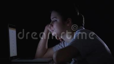 无聊的女人试图在深夜集中精力工作，拖延症