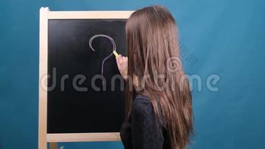 黑板上刻划的女人与<strong>问号</strong>的概念。 女在黑板上画一个<strong>问号</strong>..