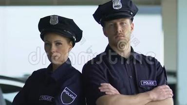 戴帽子的严肃<strong>警察</strong>在镜头前摆姿势，地区保安