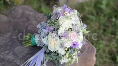结婚戒指放在美丽的花束上作为新娘的配饰