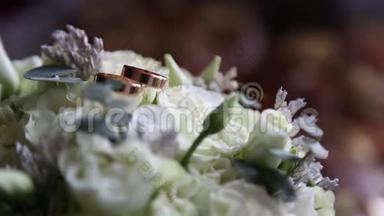 结婚戒指放在美丽的花束上作<strong>为</strong>新娘的配饰