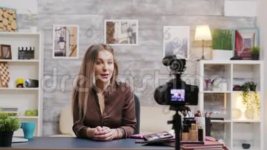 著名美容师vlogger录制护肤产品视频