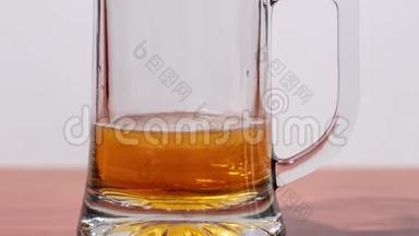 啤酒使玻璃杯中的玻璃杯停止运动