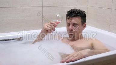 醉汉正在洗澡时喝着酒杯睡着，把酒杯倒在水里。