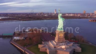 慢无人机沿着自由女神像，在纽约。