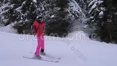 女子在松林间的山坡滑雪，手挽着手