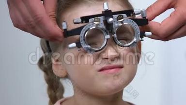 <strong>女孩子</strong>眯眼戴光学实验架，眼睛检查，近视