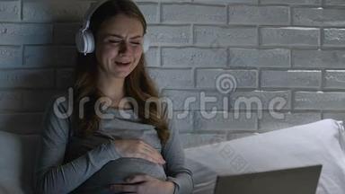 带着耳机哭着让孕妇在笔记本电脑上看剧情片
