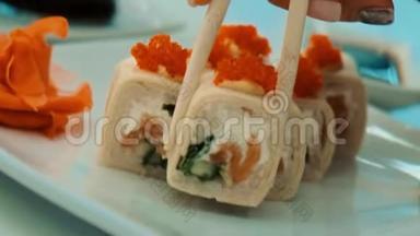 夏天<strong>午餐</strong>时拿筷子吃寿司。 吃传统<strong>美食</strong>理念.. 慢镜头。