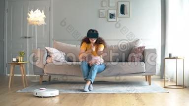 机器人胡佛正在和一个穿着VR眼镜的女孩一起打扫房间