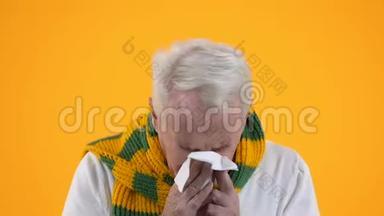 成年男子围巾吹鼻组织、呼吸道疾病、<strong>鼻炎</strong>症状