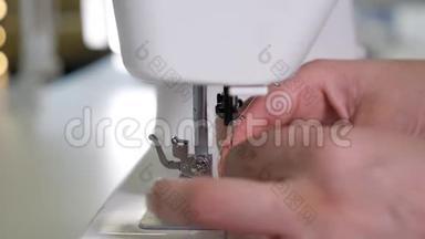 女人在缝纫机里扎针准备工作，双手特写。