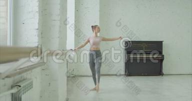 可爱的芭蕾舞演员在舞蹈室练习古墓