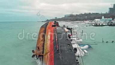 无人驾驶飞机击落沉没<strong>油轮</strong>的俯视图。 倒置<strong>油轮</strong>在敖德萨黑海海岸失事。 空油船靠在那里