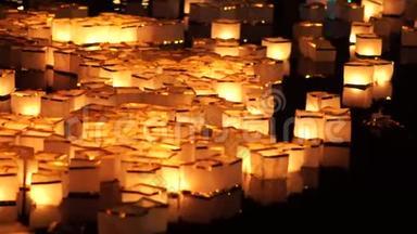 在新年庆祝活动中，漂浮在水面上的中国<strong>许愿灯</strong>
