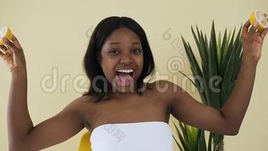 美丽的非洲女人玩两片柠檬。 青春和护肤用水果，天然<strong>化妆品</strong>