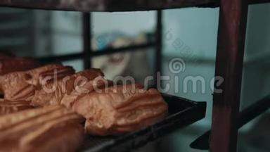 传统的法式焦糖糕点，已经烘焙的泡芙放在平底锅上。