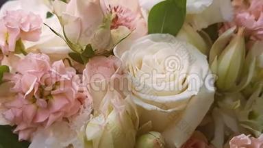 美丽精致的视频序列：一个<strong>整</strong>洁的新娘`她的花束在粉红色和昏暗的灯光下。 喜庆的气氛。 浪漫的<strong>屏</strong>幕保护