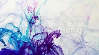蓝色和紫色水彩墨水在白色背景上的惊人混合