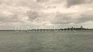 小游艇横渡奥克兰市港口
