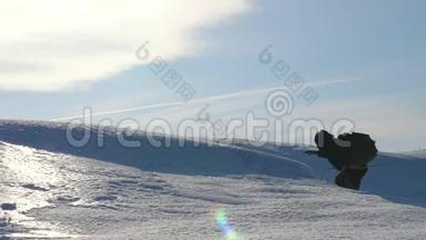 在雪地里行走的旅行者的团队合作。 <strong>克服</strong>困难。 三个登山队员在山上爬绳