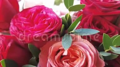 转收集的装饰婚礼花束.. 由粉红色、红色、橙色玫瑰和绿色植物组成。 结婚礼物，生日，情人节`