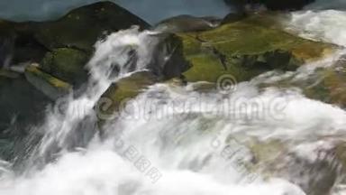 纯净的水在石头之间流动。