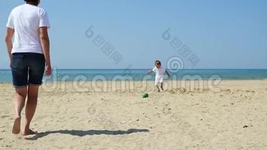 一位年轻的母亲和她的孩子正在沙滩上<strong>打球</strong>。 幸福的家庭正在踢足球。 的概念