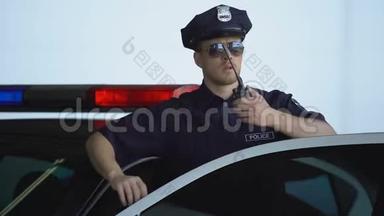 警官从车里出来，通过<strong>双向</strong>广播向电视台通报犯罪情况