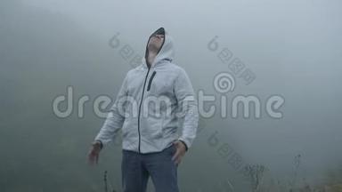 沮丧沮丧的沮丧沮丧的沮丧的人抓住他的头独自站在雾中